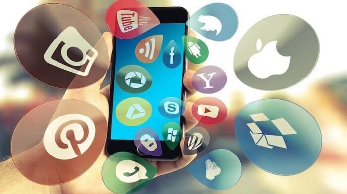 uno smartphone e delle icone social di marketing digitale
