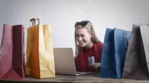 una donna che compie acquisti online grazie ad un funnel di vendita