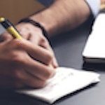 mano che firma un contratto di consulting a lugano