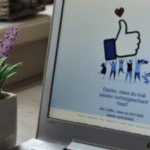 immagine di uno schermo con social media