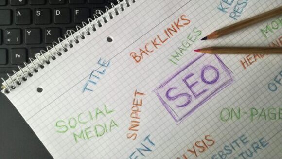 foglio di carta con parole relative alla seo