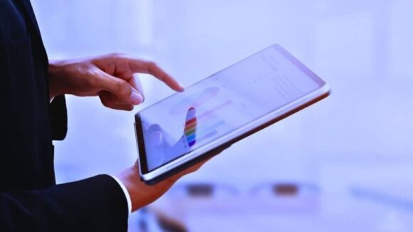 una persona che usa un tablet per attività di digital marketing a lugano