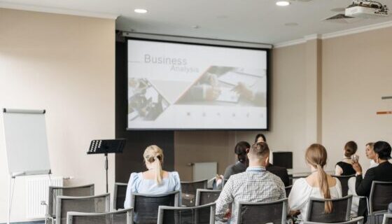 una classe mentre assiste ad un evento seo a Lugano, in Canton Ticino, organizzato da un'agenzia di marketing digitale